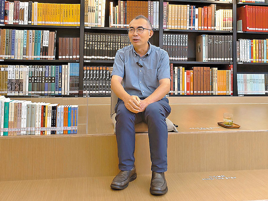●朱萬章長期深耕嶺南畫史。 胡永愛 攝
