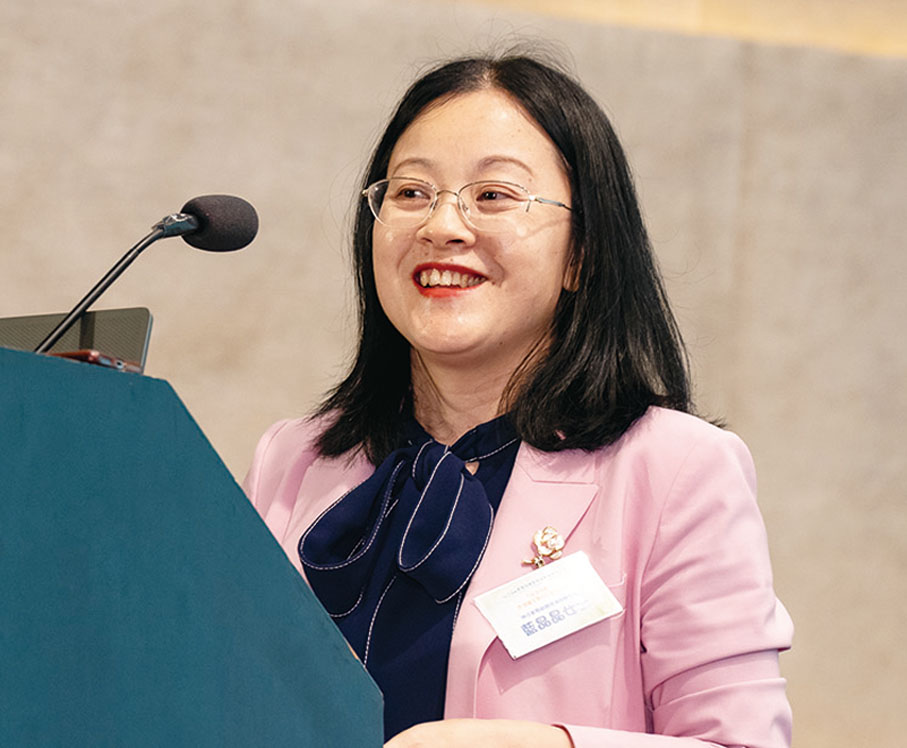 【藍晶晶：共同推動「安吉遊戲」為浙港兩地幼兒豐富教育資源體系】浙江省教育廳港澳台辦主任藍晶晶致辭感謝香港幼稚園教育專業交流協會長期以來在港積極推廣「安吉遊戲」。她強調，浙江省教育廳將持續支持協會工作，並指出浙港教育領域深化合作意義重大。多年來，兩地以「安吉遊戲」為重要載體，廣泛開展教學觀摩、學術研討等多元交流活動，成果斐然。她表示，香港幼稚園教育專業交流協會充滿活力和創意，期望憑藉協會的實力推動「安吉遊戲」落地生根。展望未來，浙江省教育廳一如既往全力支持香港幼稚園教育專業交流協會，進一步深化合作，共同推動「安吉遊戲」，為浙港兩地幼兒打造更豐富、更優質的教育資源體系。