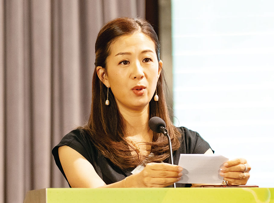 【周碧淵：基金會樂意為幼兒的福祉與業界同行】「安吉遊戲」香港種子學校計劃的順利舉辦離不開各方的大力支持，衷心感謝織樂慈善基金慷慨資助。基金會董事周碧淵指出，早期教育的力量對孩子及社會的影響最為深遠。程學琴老師的「安吉遊戲」最打動她的，是它讓孩子在自主遊戲中建立信心、管理情緒、保持對世界的好奇心，這些能力對他們未來在這個充滿變化的世界中生存、發展、幸福生活，都非常重要。 事實上，「以遊戲為本」的教育及服務，一直使我們聆聽到教育界及社福界同仁的需求，基金會樂意為幼兒的福祉與業界同行。