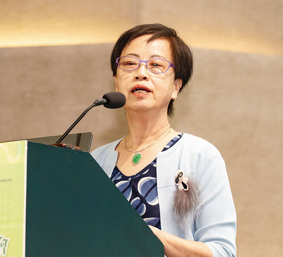 【葉曾翠卿：推動「安吉遊戲」與香港幼教環境更深度融合】香港幼稚園教育專業交流協會會長葉曾翠卿致歡迎辭表示，自 2017 年與「安吉遊戲」理念結緣以來，協會經歷學習圈構建、線上線下實踐探索，現攜8所種子學校邁入新階段。此次分享會旨在以開放姿態匯聚行業洞見，希望通過深度交流解決實踐難題、完善計劃框架，推動「安吉遊戲」與香港幼教環境更深度融合。她感謝各方長期支持，並期待以本次活動為契機，共繪香港幼兒教育創新發展的藍圖。