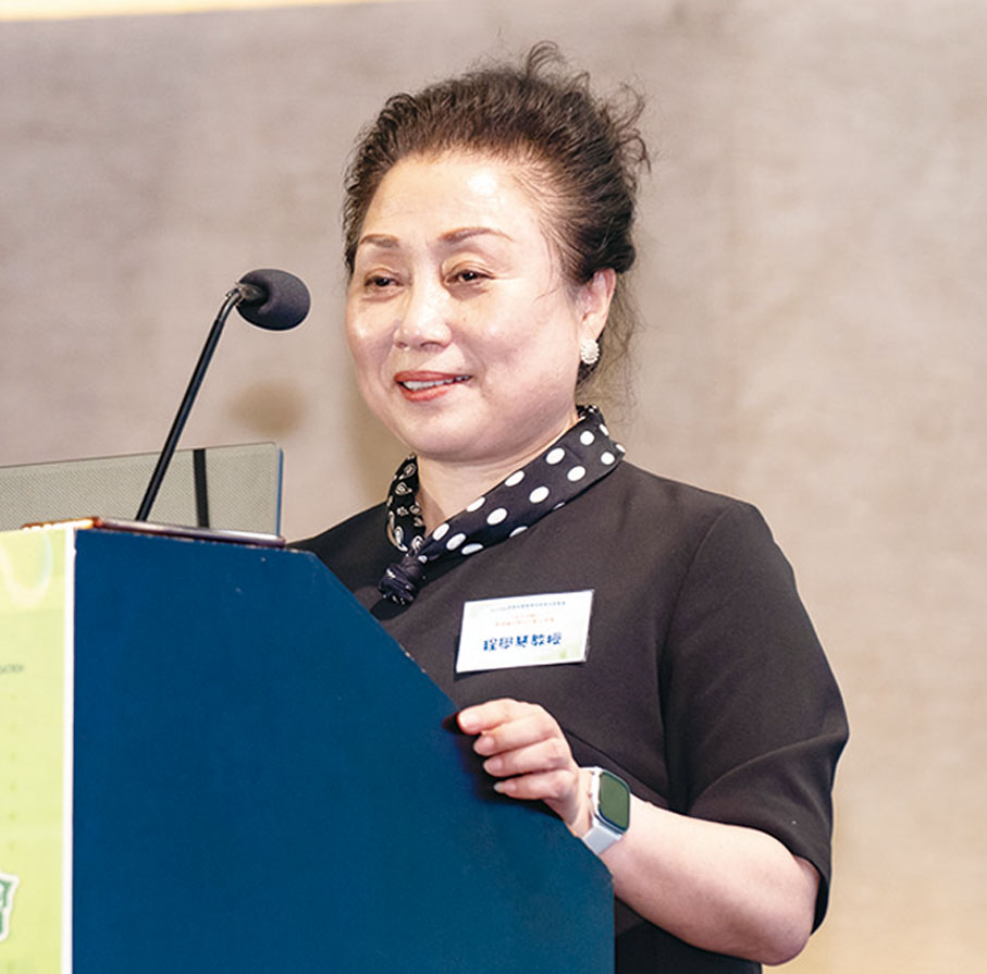 【程學琴：幼兒在遊戲中學習推動「安吉遊戲」在香港及更廣區域落地】「安吉遊戲」創始人程學琴致辭表示，「安吉遊戲」以幼兒自主為核心，教師轉型為觀察者、記錄者。通過豐富案例，程學琴展示了幼兒在遊戲中學到的能力，如創造力提升、合作分享意識養成等。她提出「安吉遊戲」的5個關鍵詞：愛、投入、喜悅、冒險和反思，以及5個反思階段，並深入剖析各方面的重要性，探討在香港的可行性。此外，程學琴高度肯定香港幼稚園教育專業交流協會為「安吉遊戲」作出的貢獻，提及協會推出的學習圈、種子學校等舉措。她表示雙方猶如並肩戰友，協會憑藉本地資源全力協調支持，以專業知識提供理論與實踐指導，相互扶持讓合作不斷深化。展望未來，程學琴堅定表示，將與協會繼續攜手，在幼兒教育領域並肩前行，全力推動「安吉遊戲」在香港及更廣區域落地，共創新篇。