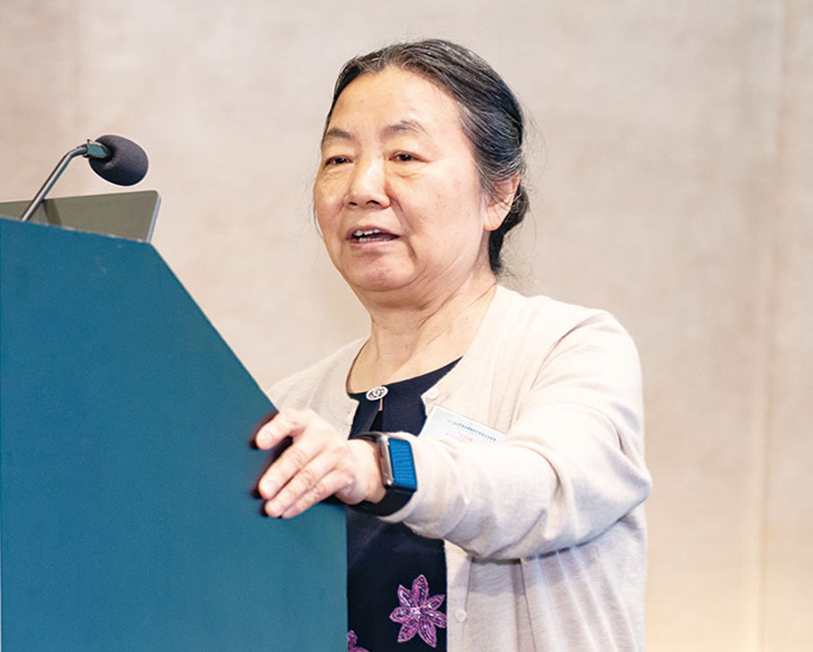 【華愛華：革新幼教模式激發幼兒創造力等多方面能力】華東師範大學學前教育與特殊教育學院學前教育系主任華愛華在專家講座上談及「安吉遊戲」的發展與影響。她表示，「安吉遊戲」以幼兒自主為核心，革新幼教模式，激發幼兒創造力等多方面能力。在遊戲中，老師面臨角色轉變挑戰，需從主宰者變為觀察引導者，既要尊重幼兒自主，又要把握介入時機。引導孩子時，老師需掌握技巧。要善於觀察，洞察幼兒發展與興趣；傾聽理解幼兒想法；用開放式提問啟發思考；以平行遊戲自然融入引導。老師有為與不為。該為之舉是營造自由環境、鼓勵嘗試、記錄表現；不該為之的是打斷遊戲、用成人思維約束、重結果輕過程。看到種子學校老師積極踐行「安吉遊戲」，努力轉變觀念提升能力，華愛華頗感欣慰，也期許更多幼教工作者借此實現專業進階。