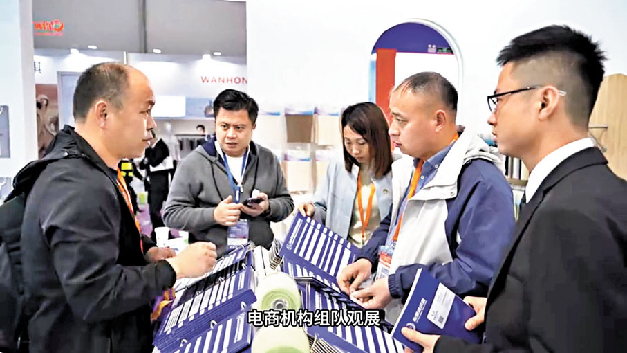 ●第四屆潮汕國際紡織服裝博覽會眾商雲集,人流如織。 網上圖片