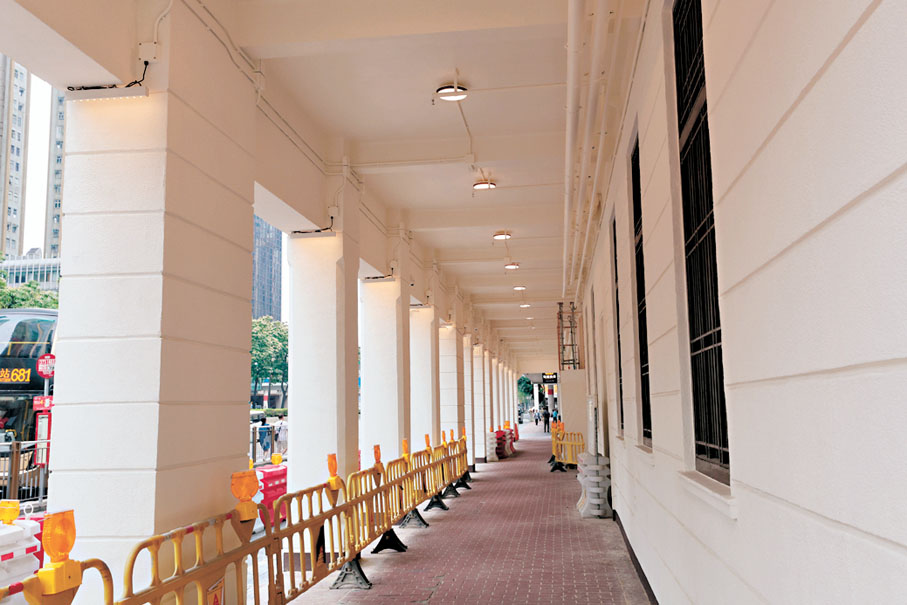 ●正進行翻新工程的舊灣仔警署,正門對出行人路正常通行。 香港文匯報記者北山彥 攝