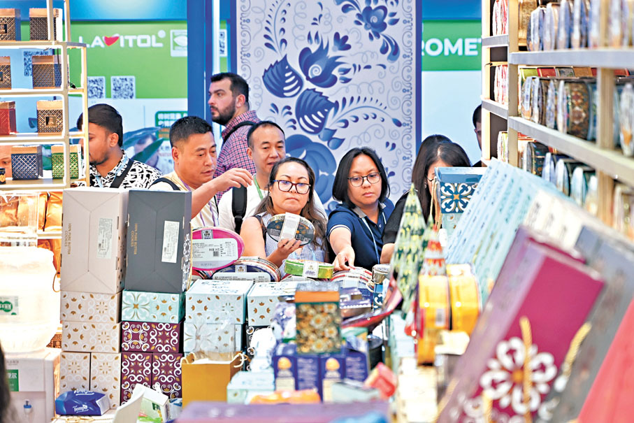●聯合聲明稱，三方致力於發揮東盟、中國和海合會的互補性，促進經濟合作。5月2日，廣交會境外採購商在進口展馬來西亞展位挑選產品。 資料圖片