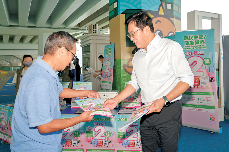 ●黃偉綸日前落區到東岸板道的東區流動選民登記站,呼籲市民積極登記做選民。 黃偉綸Fb圖片