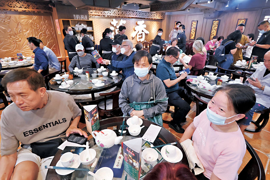 ●大量顧客湧入蓮香樓尖沙咀店飲茶。香港文匯報記者涂穴 攝