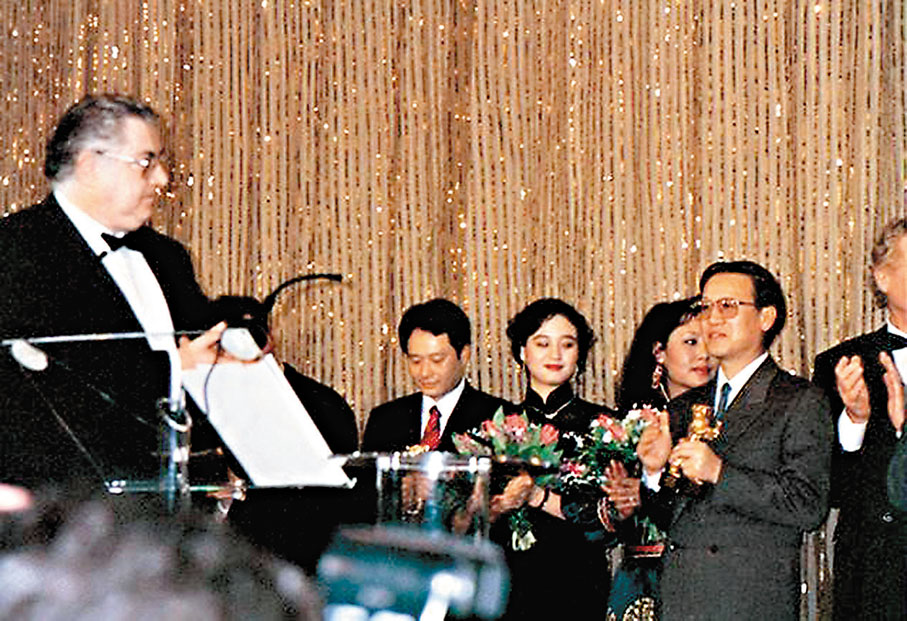 ●第43屆柏林國際影展最佳影片金熊獎分別為謝飛《香魂女》和李安《喜宴》。 受訪者供圖