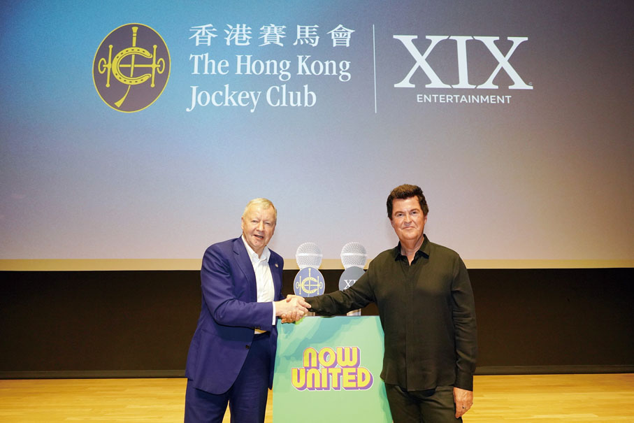 ●馬會宣布與國際娛樂品牌XIX Entertainment建立策略性合作夥伴關係。馬會行政總裁應家柏(左)及XIX Entertainment創辦人Simon Fuller早前主持啟動儀式。
