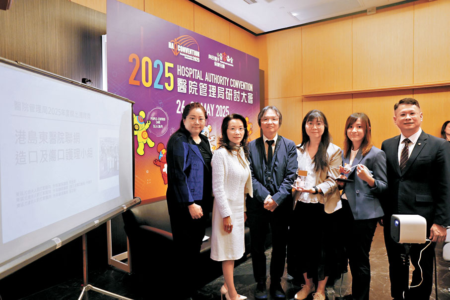 ●港島東醫院聯網造口及傷口護理小組憑藉全港首創的超聲波胃造口檢測技術勇奪團隊獎，該技術能顯著提升胃造口病人的護理質素與安全。香港文匯報記者萬霜靈  攝
