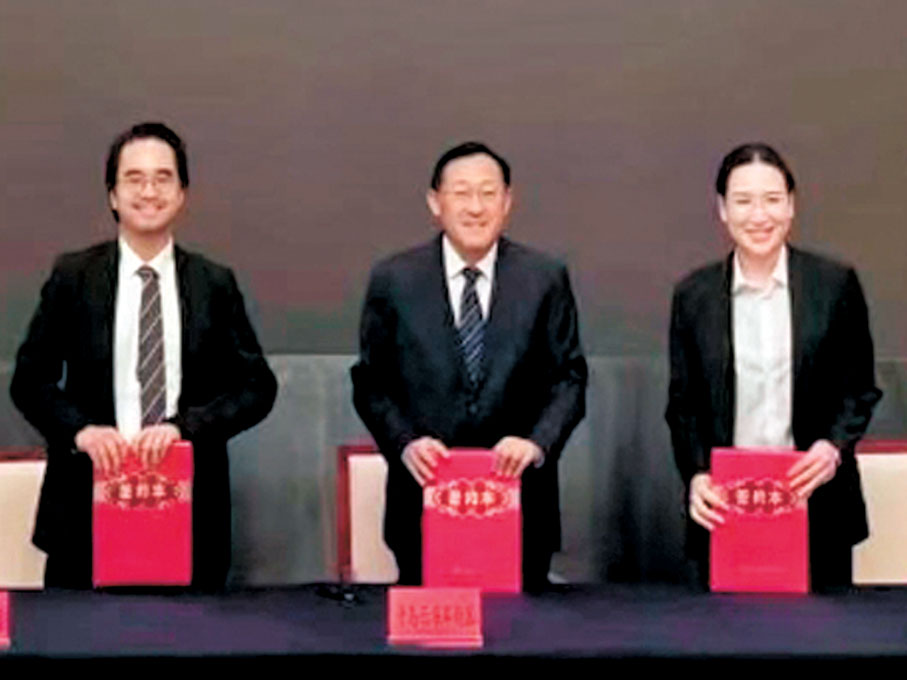 ●圖為K11集團創辦人及主席鄭志剛(左一)等出席簽約儀式。