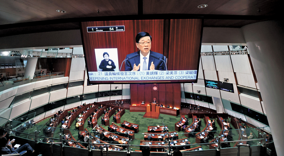 ●李家超昨日出席立法會「互動交流答問會」,與議員共議北都區發展。 香港文匯報記者曾興偉 攝