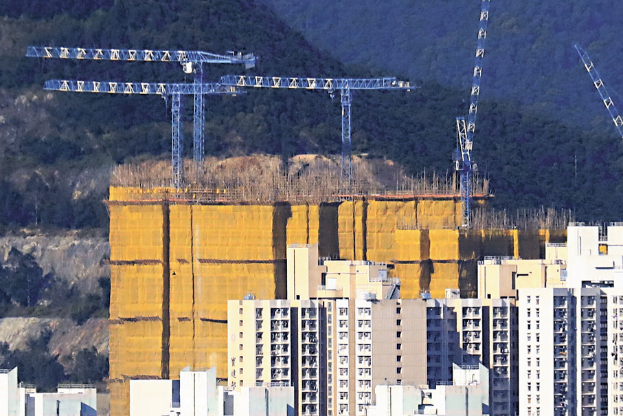 ●圖為長實(shí)位于觀塘安達(dá)臣道「首置盤」住宅項(xiàng)目的建筑地盤。 資料圖片