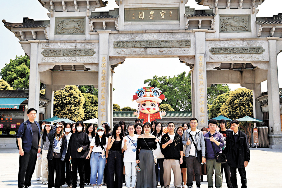 ●圖為文化傳承教育與藝術管理榮譽文學士課程學生往廣州考察。 教大網站圖片
