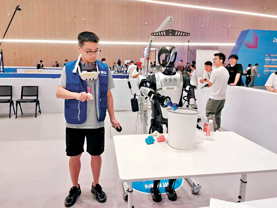 ●大賽上，人形機器人實現垃圾清理。香港文匯報記者倪夢璟  攝