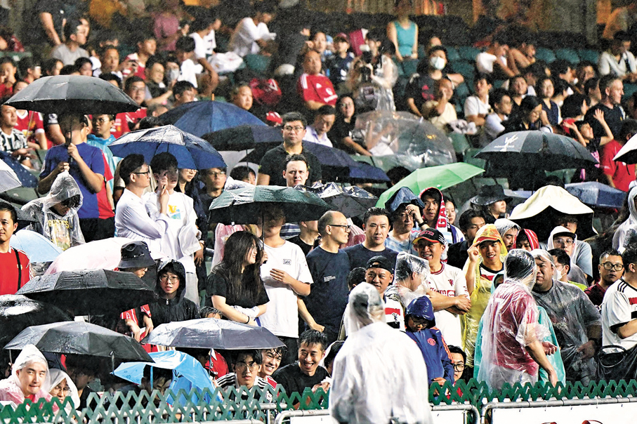 ●曼聯昨晚於大球場操練，不少球迷冒雨入場一睹風采。 香港文匯報記者張發兒 攝