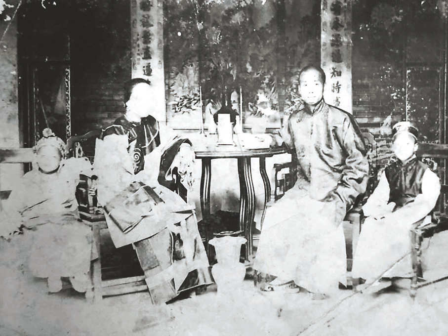 ●童年大伯公伯南(右一),以及(右二)曾祖父、(左二)曾祖母、(左一)二伯公。 作者供圖