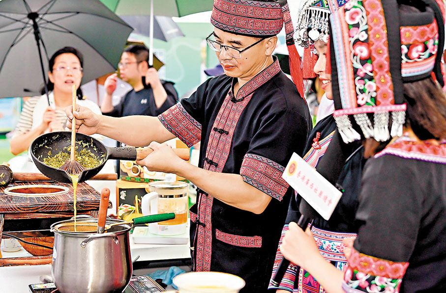 ●廣西社總今年邀請恭城瑤族油茶的傳承人到市集現場製作和介紹油茶。圖為去年市集盛況。