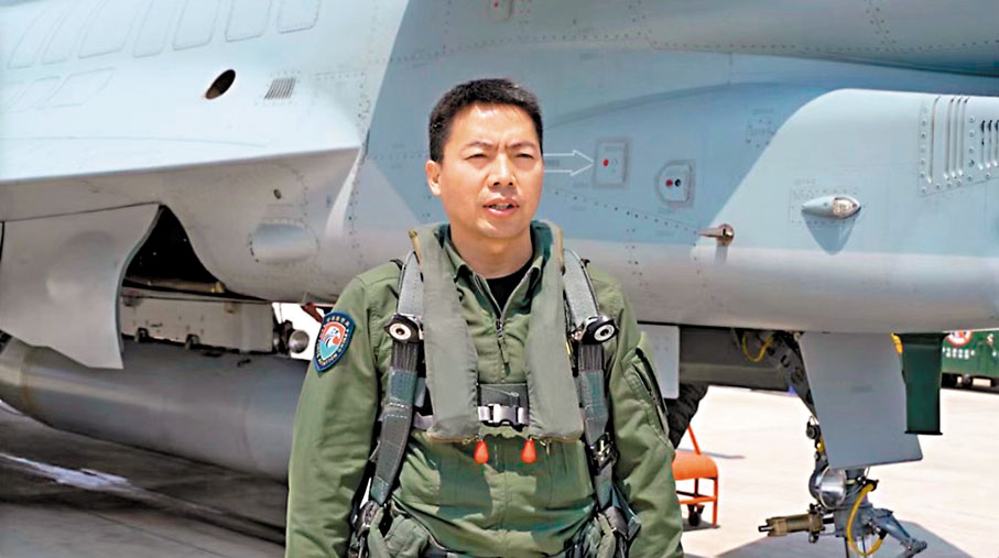 ●負責專項訓練的飛行員余宏亮表示，學院依託三代機平台，加強了飛行院校的教學能力。 網上圖片