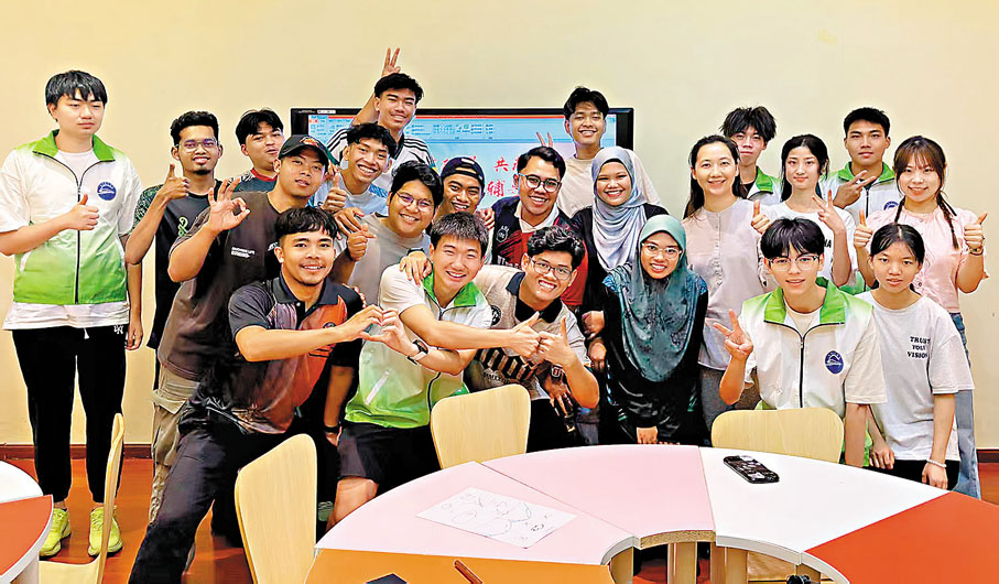 ●中國同學和馬來西亞留學生的跨文化碰撞產生了不一樣的火花。香港文匯報廣西傳真