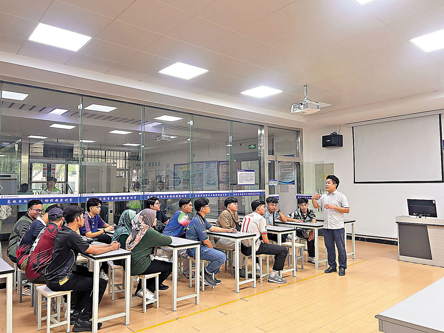 ●67名首批抵達柳州的馬來西亞留學生在盛夏的校園裏感受到了如驕陽般熾熱的中國熱情。圖為正在上課的留學生。香港文匯報廣西傳真