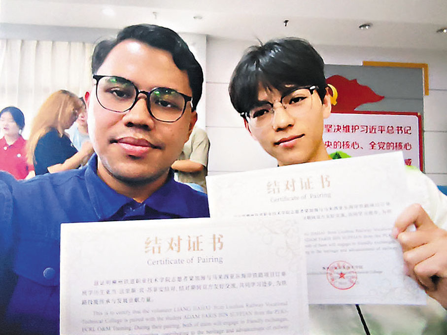 ●Aiman Afiq 向記者展示他和「結對朋友」的合照。香港文匯報記者曾萍  攝