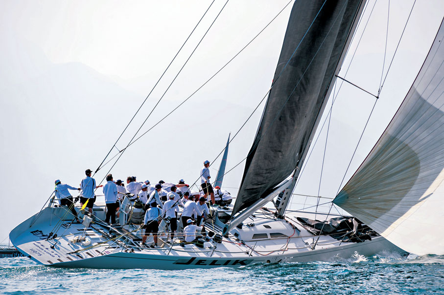 ●陳錦浩曾加入的香港「自力號」帆船隊，由香港遊艇會首任華人會長龐輝於20世紀九十年代組建，賽船是一款專為國際頂級賽事設計定製的大型龍骨帆船，需要由15人以上操縱。