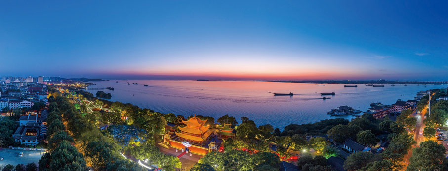 ●矗立在洞庭湖畔的江南三大名樓之一——岳陽樓