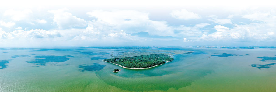 ●白銀盤裏一「青螺」——洞庭湖萬頃碧波中的君山島美景。