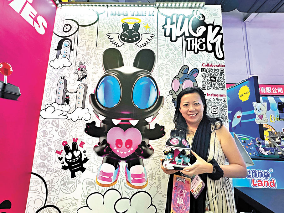 ●香港館的尼卡思文化公司展示多個充滿設計感的動漫人物。 記者連愍鈺  攝