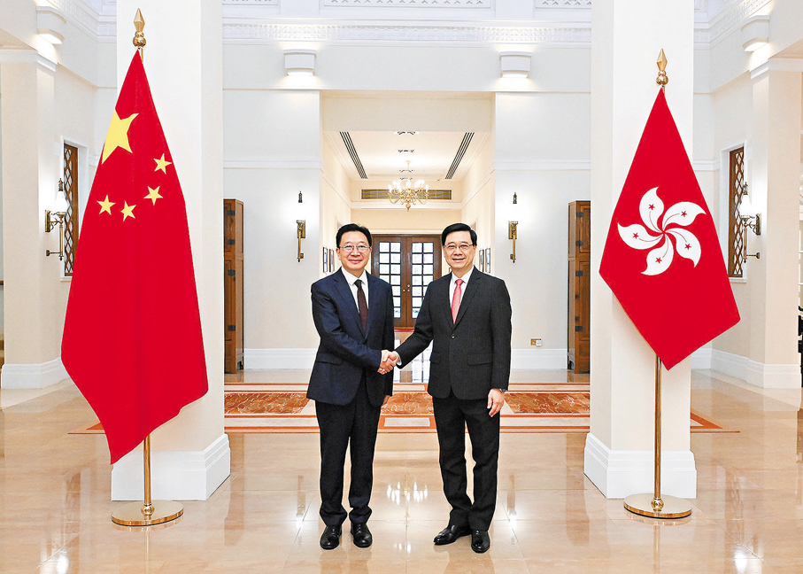 ●行政長官李家超（右）昨日在禮賓府與新任中央人民政府駐香港特別行政區聯絡辦公室主任周霽（左）會面。