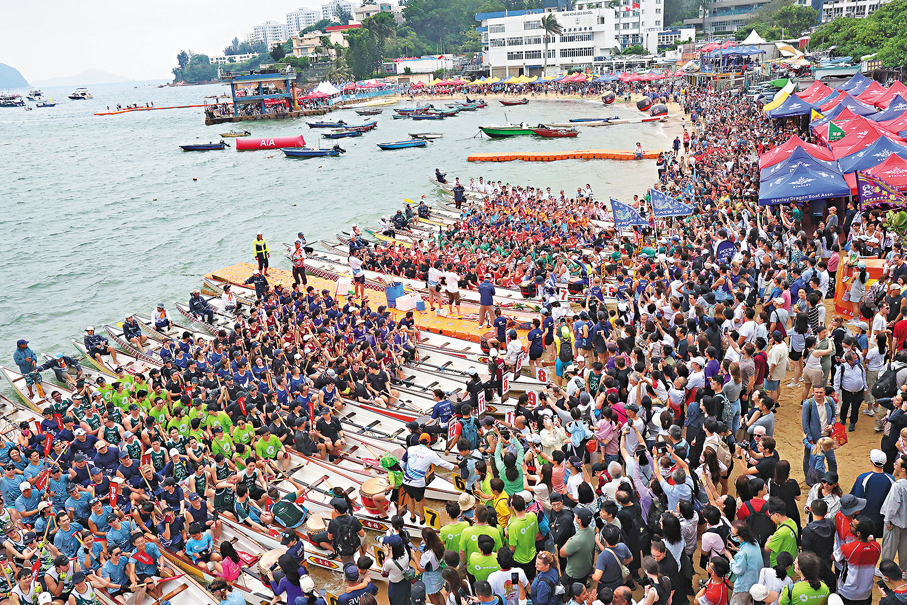 ●赤柱國際龍舟錦標賽全日51場賽事，共吸引200支龍舟隊伍5,000名來自不同國家及地區選手參與。 香港文匯報記者莫雪芝  攝