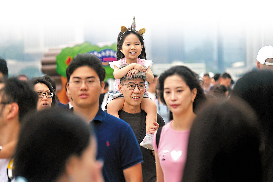 ●小童「騎高」望遠。 香港文匯報記者涂穴  攝