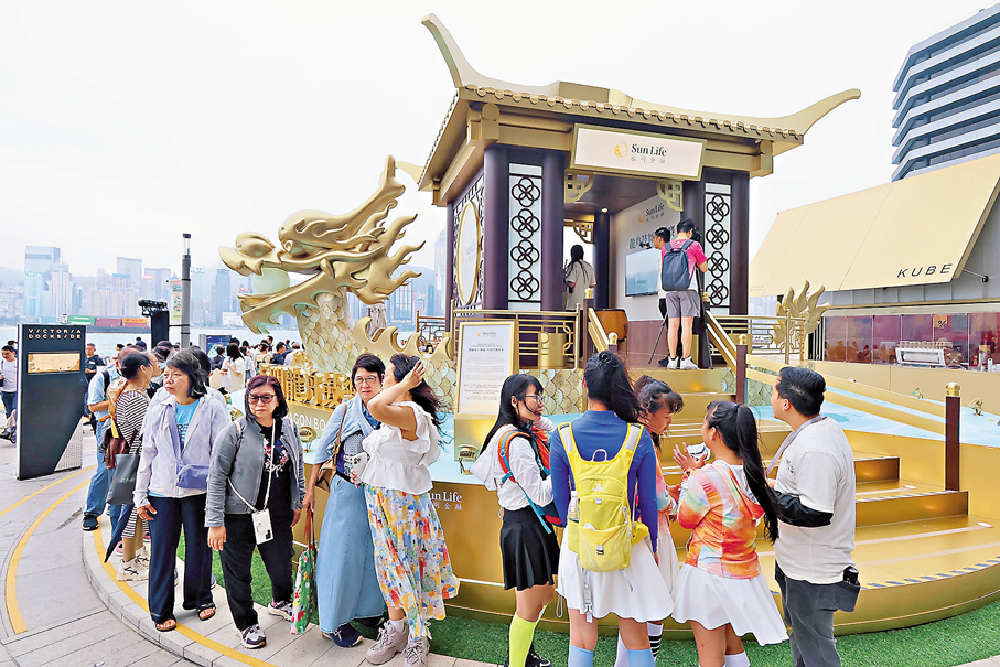 ●龍舟嘉年華昨起一連九日在尖東星光大道舉行。 香港文匯報記者涂穴 攝