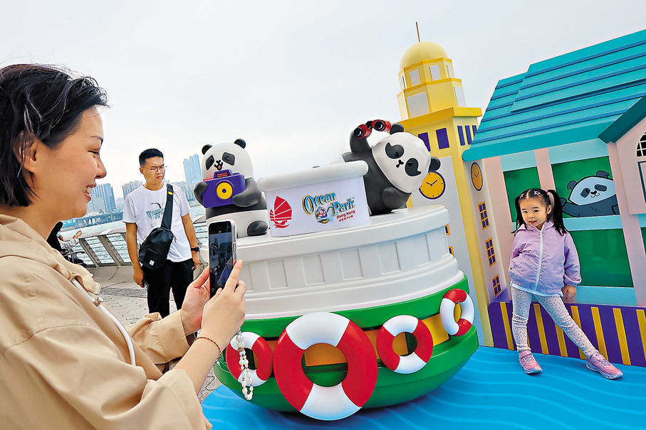 ●大熊貓駕小輪，吸引一家大小打卡。 香港文匯報記者涂穴  攝