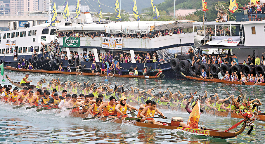 ●香港仔龍舟競渡大賽，健兒奮勇爭先。 香港文匯報記者曾興偉  攝