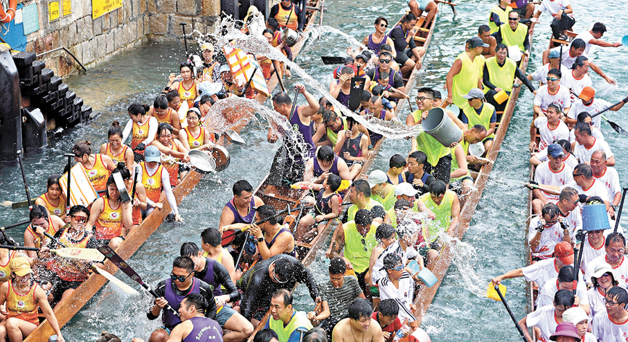 ●香港仔龍舟競渡大賽選手們相互潑水嬉戲。 香港文匯報記者曾興偉  攝