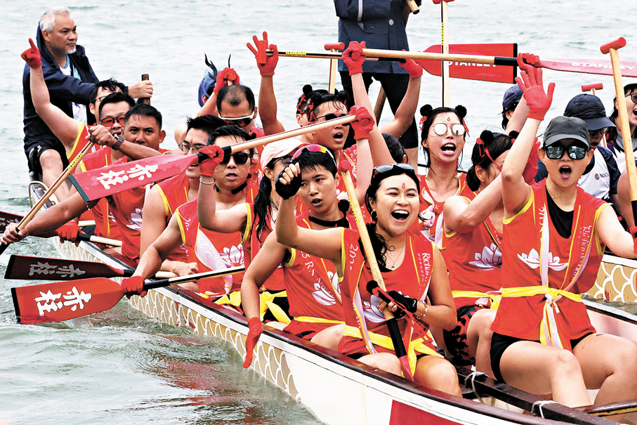 ●赤柱國際龍舟錦標賽選手們鬥志昂揚，有隊伍裝扮成「哪吒」參賽。香港文匯報記者莫雪芝  攝