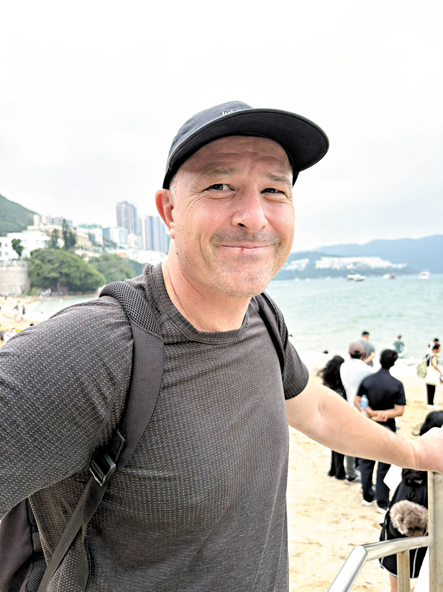 ●Matthew的妻子今次參與赤柱龍舟賽，他到場支持。 香港文匯報記者洪澤楷  攝