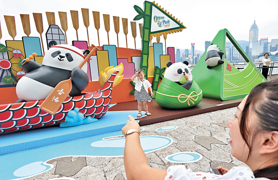 ●小朋友在大熊貓與端午節的主題裝飾前打卡。香港文匯報記者涂穴 攝