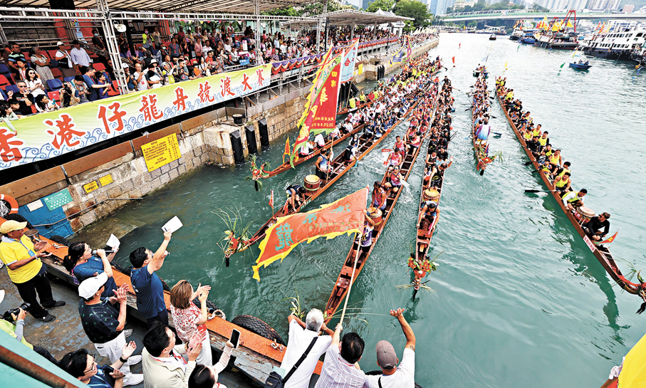 ●市民遊客在岸邊「霸靚位」觀賞賽事。 香港文匯報記者曾興偉  攝