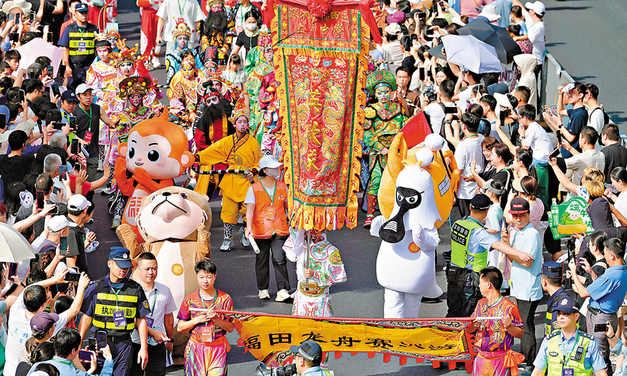 ●福田新洲河龍舟賽非遺巡遊。香港文匯報記者胡永愛  攝