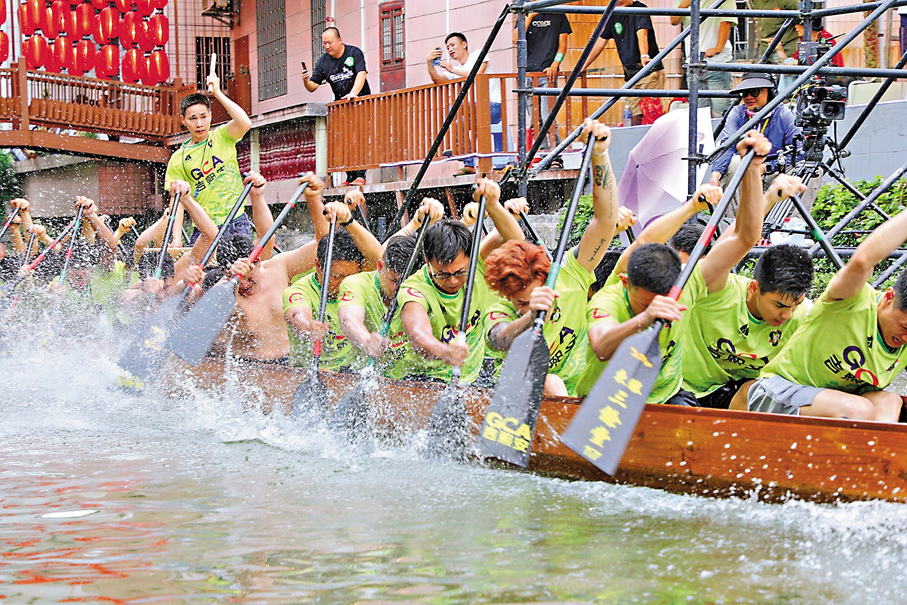 ●佛山疊滘龍舟漂移大賽比賽現場。香港文匯報廣州傳真