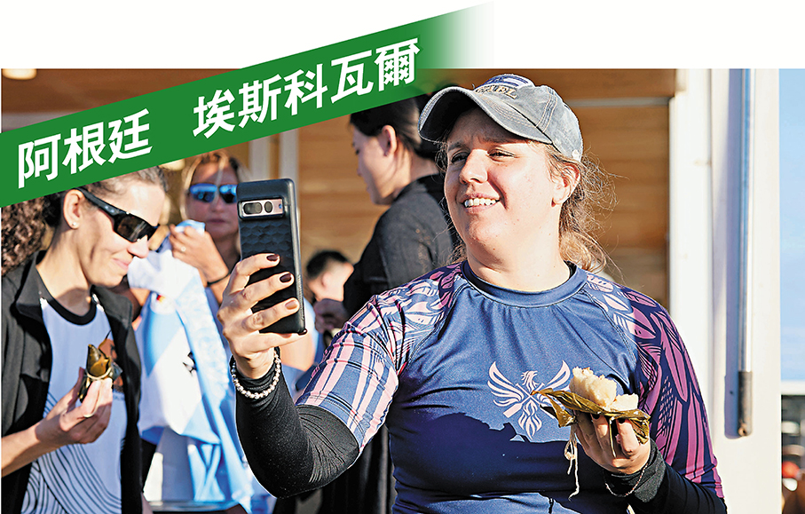 ●阿根廷端午節龍舟大賽在布宜諾斯艾利斯省埃斯科瓦爾市龍舟基地內舉行。一名選手在比賽後手持糉子自拍。