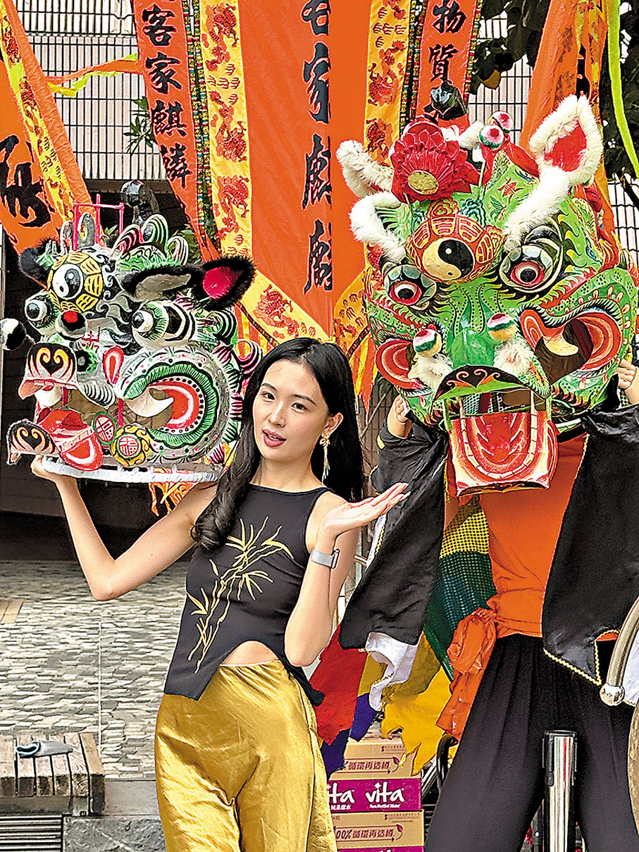 ●少女與麒麟合照。  香港文匯報記者唐文  攝