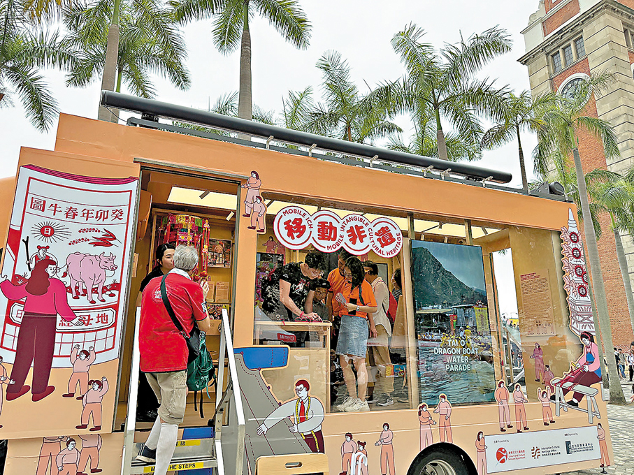 ●非遺專車「移動·非遺」設有展覽及互動設施。香港文匯報記者唐文  攝