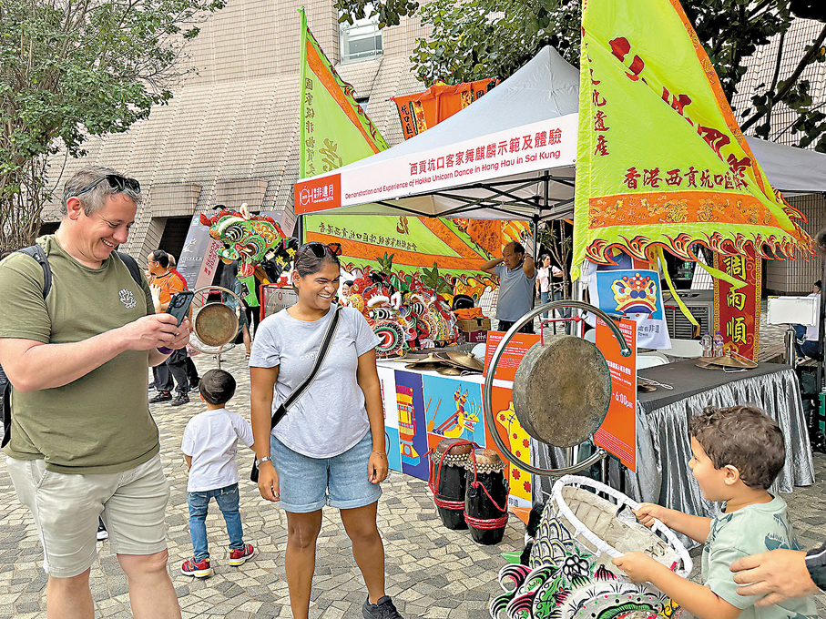 ●外籍旅客在「非遺嘉年華」玩得盡興。 香港文匯報記者唐文  攝