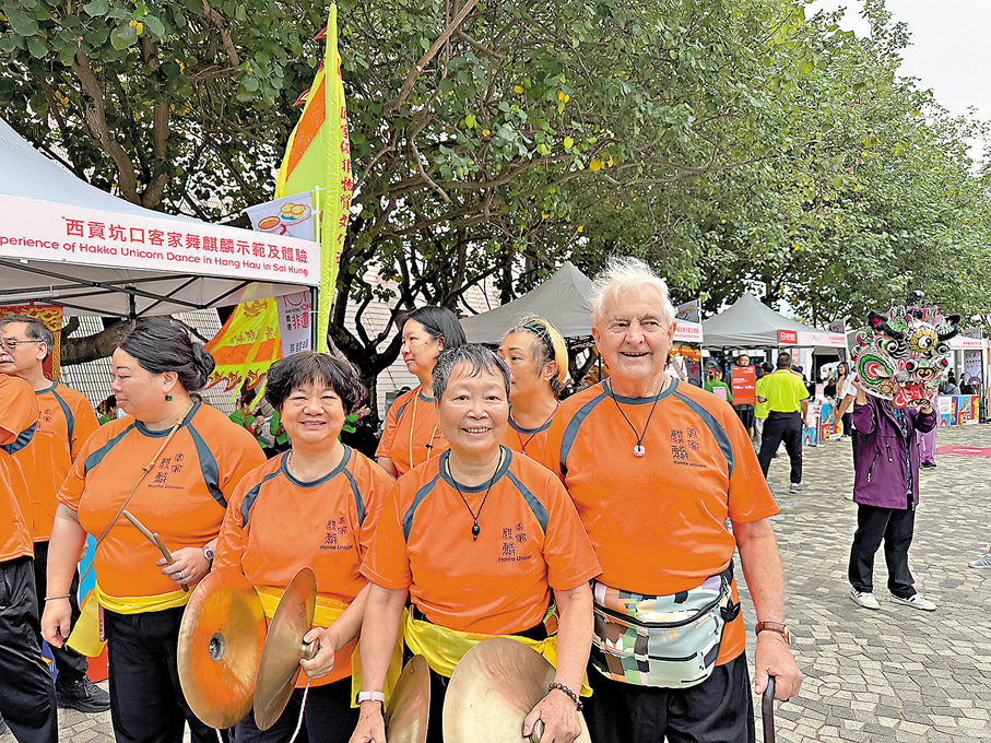 ●澳裔港人Manfred Strobel（右）與他的客家麒麟隊友。香港文匯報記者唐文  攝
