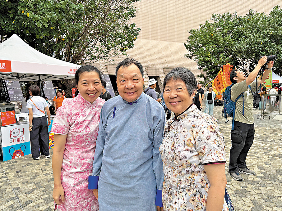 ●市民陳氏一家三口齊齊穿上中式長衫合影。香港文匯報記者唐文  攝