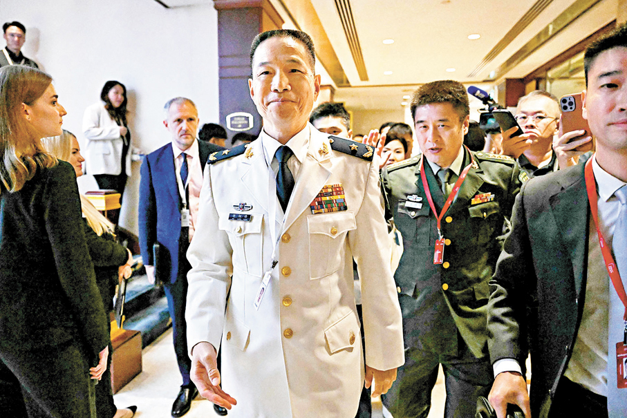 ●5月31日，中國人民解放軍國防大學副校長兼教育長胡鋼鋒少將率中國代表團出席第22屆香格里拉對話會專題會議。 法新社